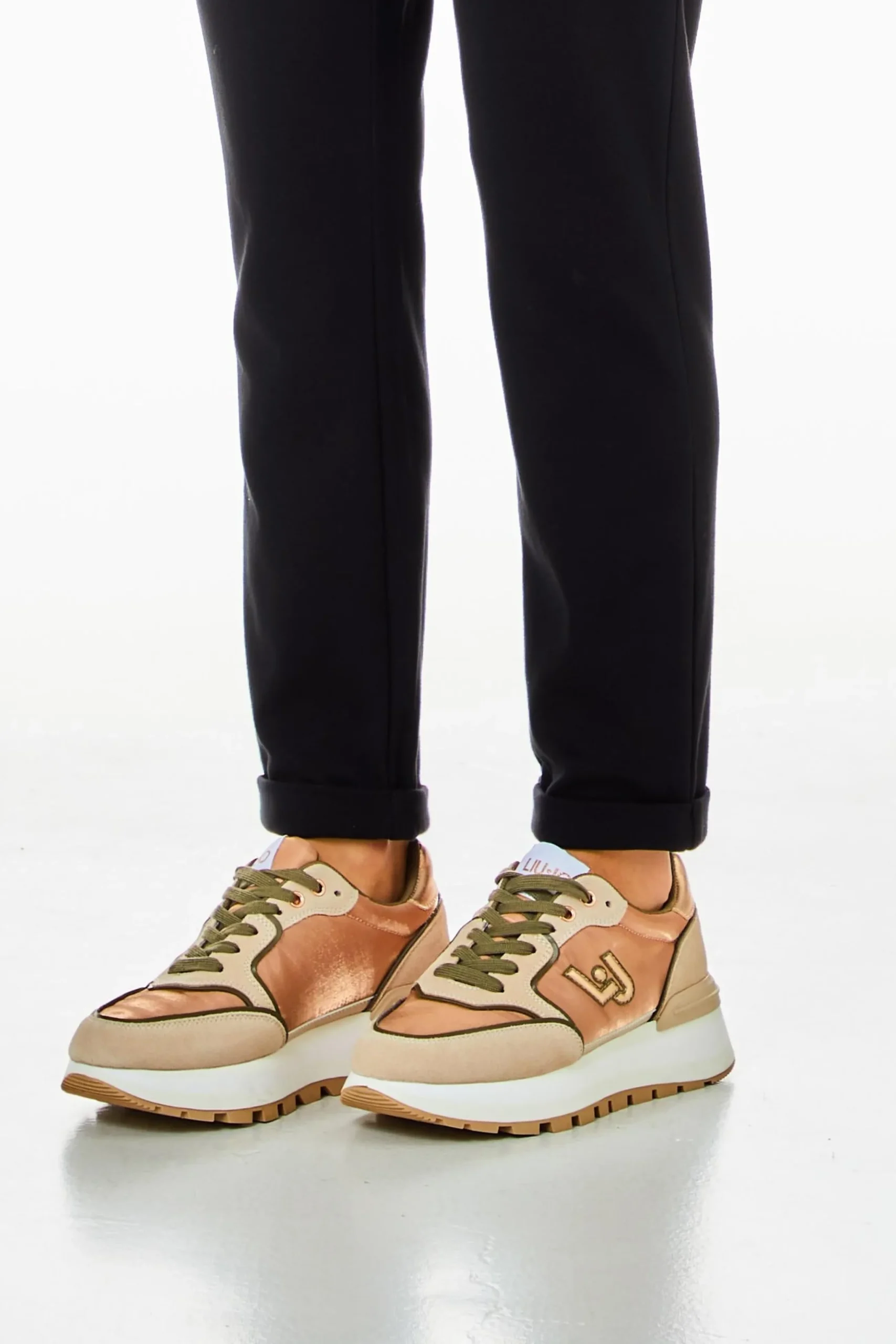 pantaloni_jogger_con_band_1-1.webp Outlet Pantaloni jogger con bande laterali logate di Donna Pantaloni