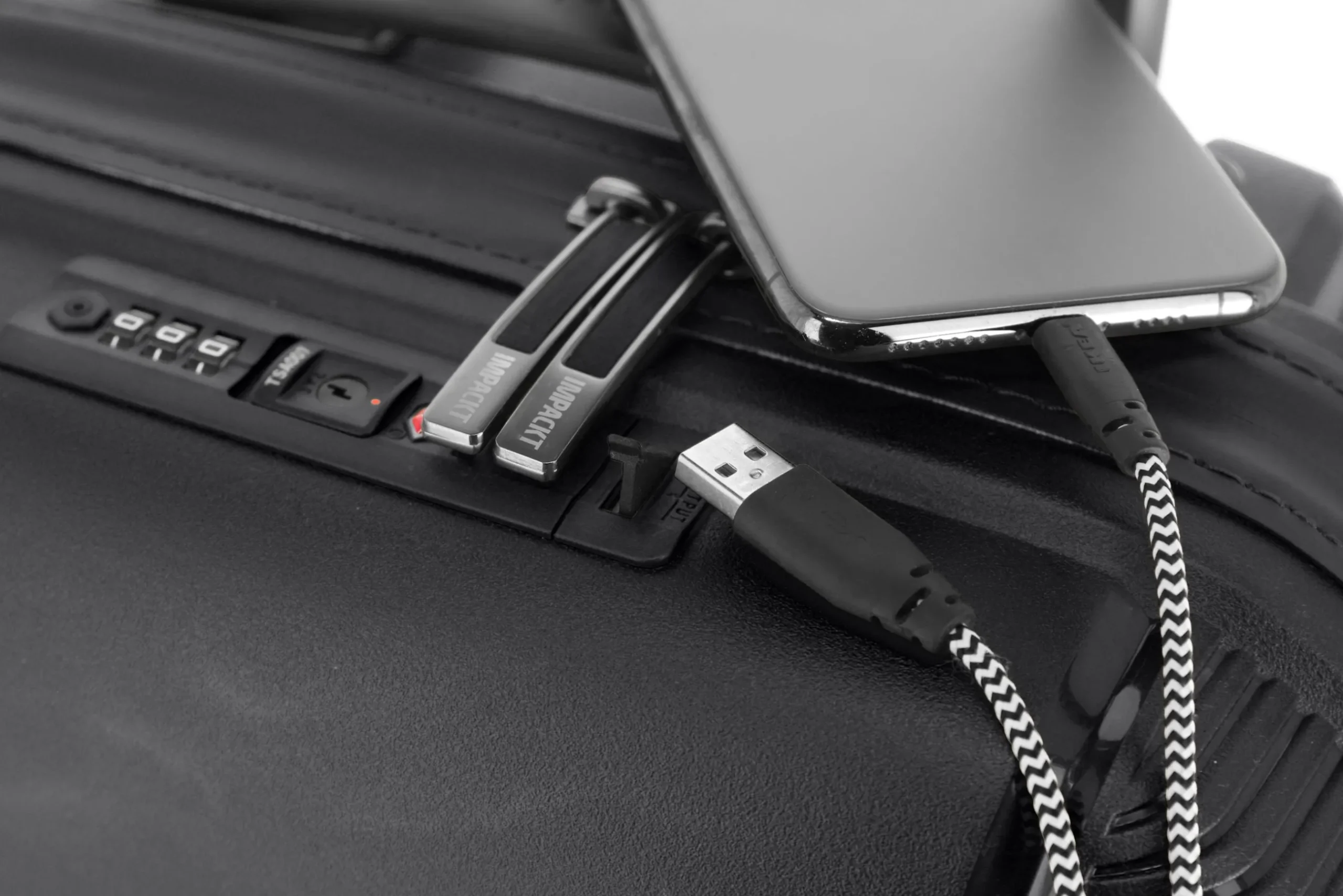valigia_bagaglio_a_mano_r_6.webp Hot Valigia bagaglio a mano rigida Impackt con USB, TSA e ruote rinforzate Trolley Cabina
